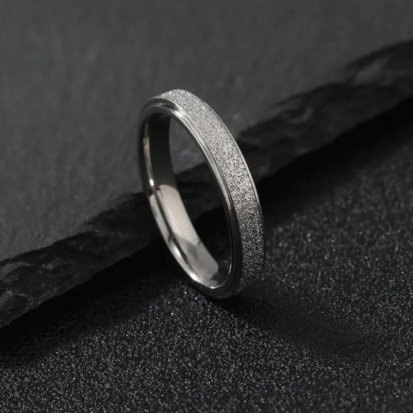 Jewelry - Fashion sparkly ring/band